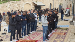  فيديو: أهالي اللد يُؤدون صلاة الجمعة في ساحة المسجد الكبير بعد منع الشرطة 